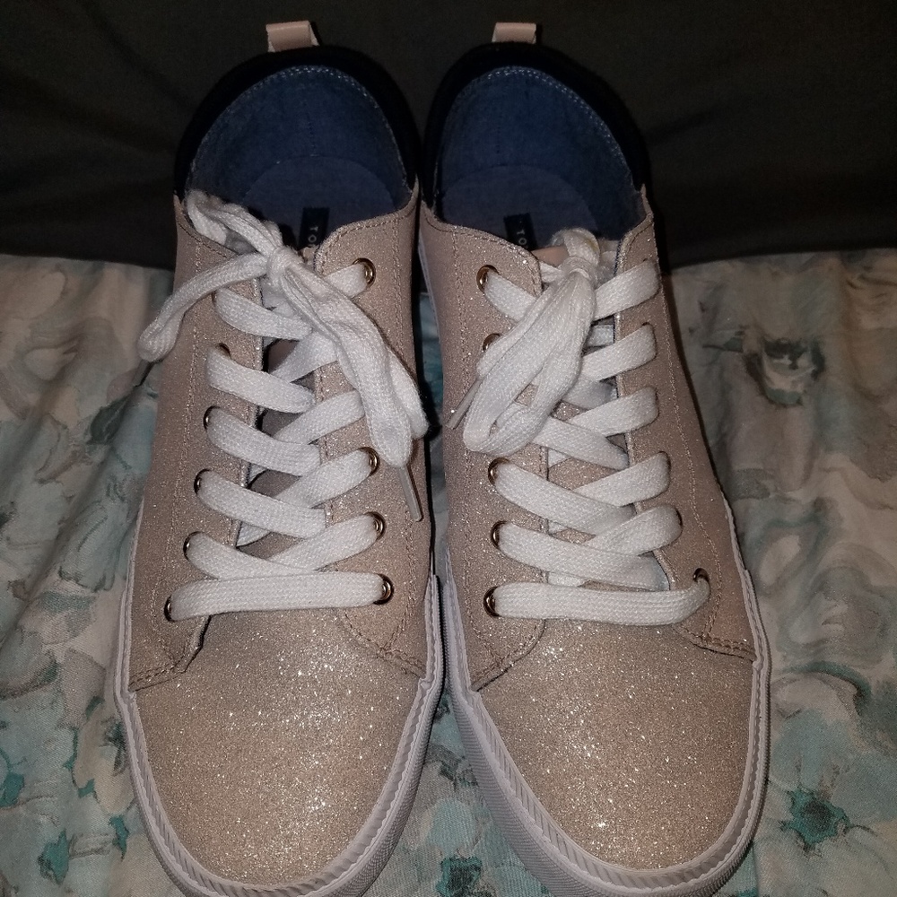 Women's 11, 10 Tommy Hilfiger Shoes Gold Leather